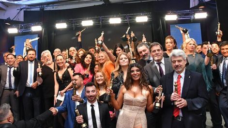 Los Andes | Los ganadores de la edición 2023. Adelante, Lucas Castro y Ornella Ferrara con los galardones que obtuvo Canal 7.