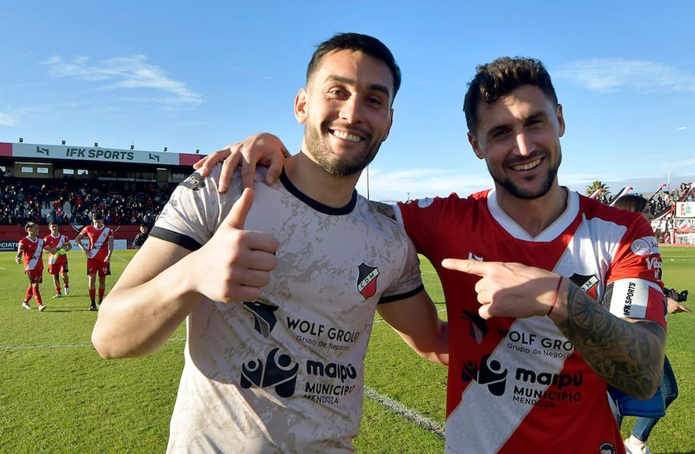 El guardavallas Juan Pablo Cozzani - aquí junto al defensor Guillermo Ferracuti-, disfruta de un gran presente en el Cruzado, que le ha permitido la continuidad.  Foto: Orlando Pelichotti