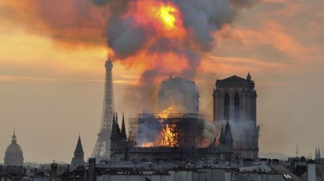La imagen de hace dos años. Emmanuel Macron propone reabrir al público en 2024 la famosa Catedral de París, después del incendio que casi la destruye.