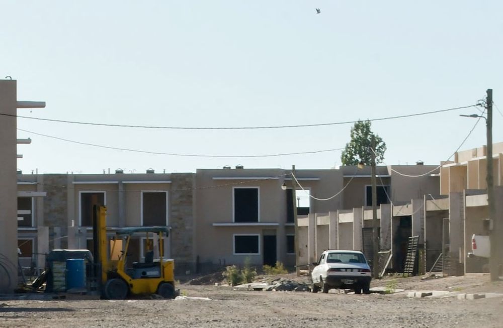 El pequeño Eric cayó a un pozo de agua seco de 60 metros de profundidad, que estaba en un complejo de departamentos en construcción. Guaymallén dijo que sancionó 200 veces a la constructora desde 2015. | Foto: Orlando Pelichotti / Los Andes