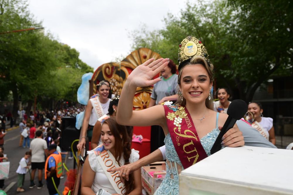 No es lo mismo Mendoza en Vendimia: seguí en vivo el Carrusel, que da alegría y color a un sábado nublado