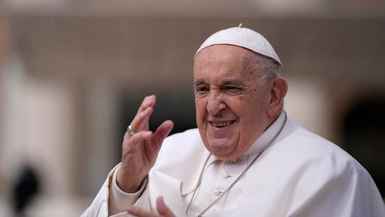 ARCHIVO -El papa Francisco saluda al salir de su audiencia general semanal en la plaza de San Pedro en el Vaticano (AP Foto/Andrew Medichini, Archivo)
