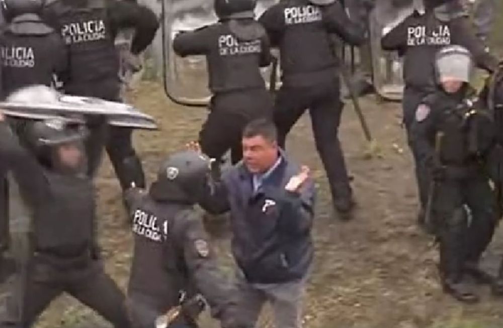 La brutal agresión de un policía a un colectivero tras el ataque a Sergio Berni. Foto: captura América 24.
