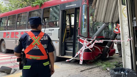 Córdoba: un colectivo sin chofer embistió a dos personas e impactó contra un quiosco sobre bulevar Chacabuco e Illia. (Pedro Castillo / La Voz)