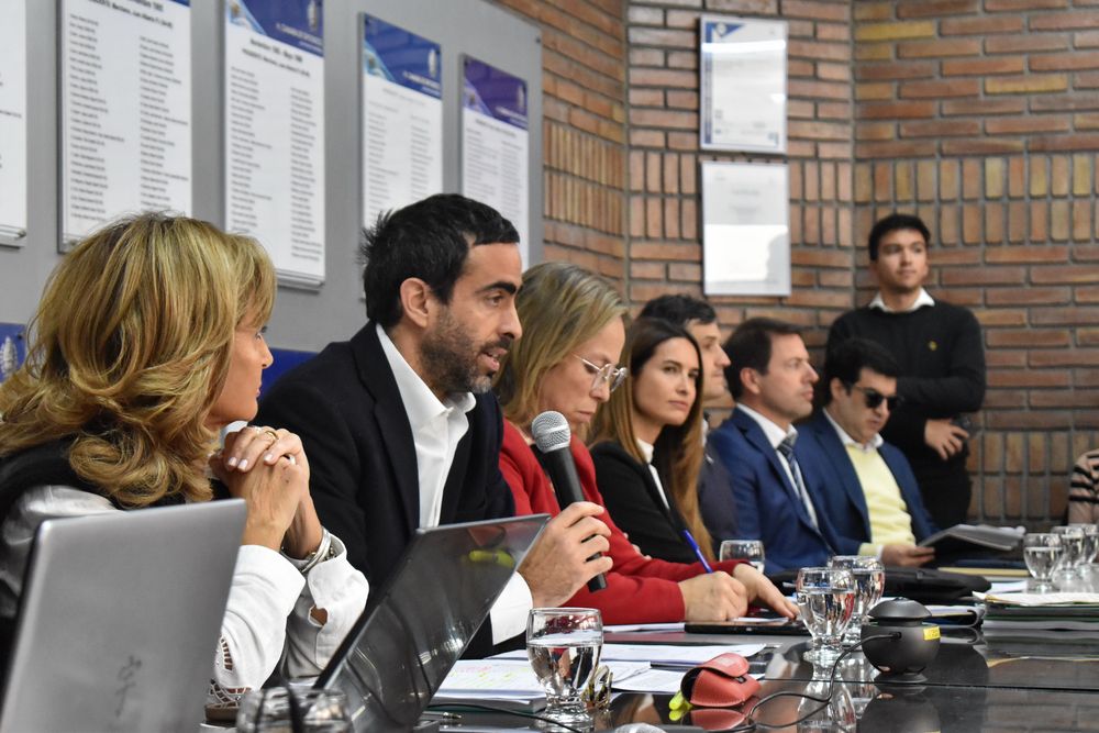 El ministro de Hacienda y Finanzas, Víctor Fayad, presentó el proyecto de reorganización del Instituto Provincial de Juegos y Casinos.&nbsp;