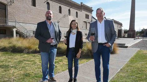 Los Andes | Sergio Casé, enólogo de Bodega Trapiche; Natalia Götte, gerente de Asuntos Corporativos de Grupo Broda; y Federico Barzola, presidente de Mendoza Bureau, entrevistados en Ciclo Pilares, encuentro organizado por Diario Los Andes, en Bodega Trapiche. Foto:
