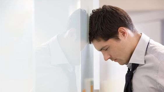 Los entornos laborales negativos, la falta de valoración o los malos vínculos, llevan a las personas a sentirse mal en el lugar e incluso impulsan el ausentismo. La insatisfacción de los empleados y la sobreexigencia también se vuelven en contra de las empresas porque afectan el desempeño y el compromiso.