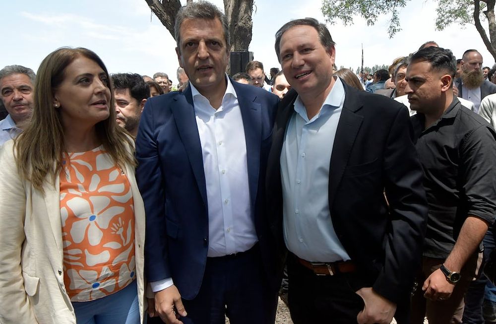 Gabriela Lizana junto al ministro de Economía, Sergio Massa, y el intendente de Lavalle, Roberto Righi, cuando el ministro viajó a Mendoza para anunciar las ayudas. Foto: Orlando Pelichotti