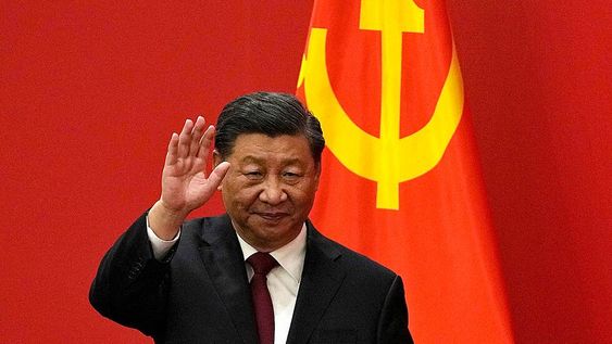 Xi Jinping, saludando luego del Congreso del PCCh durante el cual le otorgaron un nuevo mandato de 5 años, el 23 de octubre de 2022. (AP Photo/Andy Wong, File)