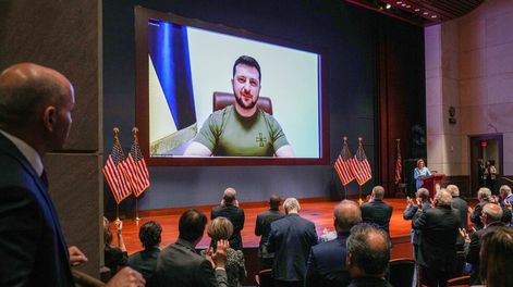 Los Andes | Congresistas  le dan al presidente de Ucrania, Volodymyr Zelensky, una ovación de pie antes de que hable en un discurso virtual en el Auditorio del Congreso del Centro de Visitantes del Capitolio de EE. UU. en Washington.