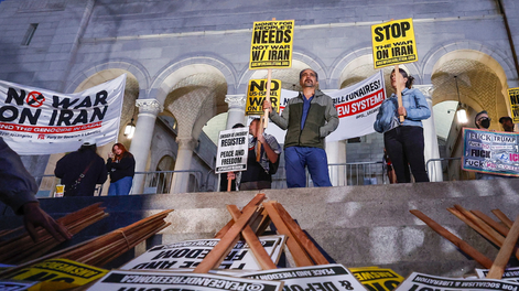 Manifestantes sostienen pancartas durante la protesta Paremos la guerra con Irán frente al Ayuntamiento de Los Ángeles, California, EE. UU., el 2 de marzo de 2026. Los manifestantes protestan contra los ataques conjuntos de Israel y Estados Unidos en Irán, que comenzaron en la madrugada del 28 de febrero de 2026.