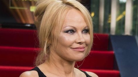 Pamela Anderson mostró su rostro sin nada de maquillaje.