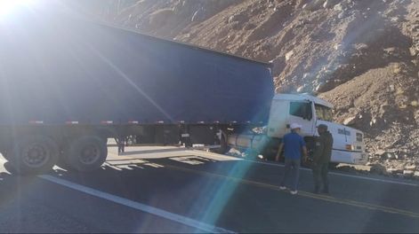 Un camión hizo tijera en una curva y aplicaron un bypass para el tránsito en Alta Montaña.