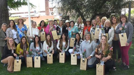 Socias con los regalos de Bodega La Rural y Rutini Wines Ph Eduardo Dolengiewich.