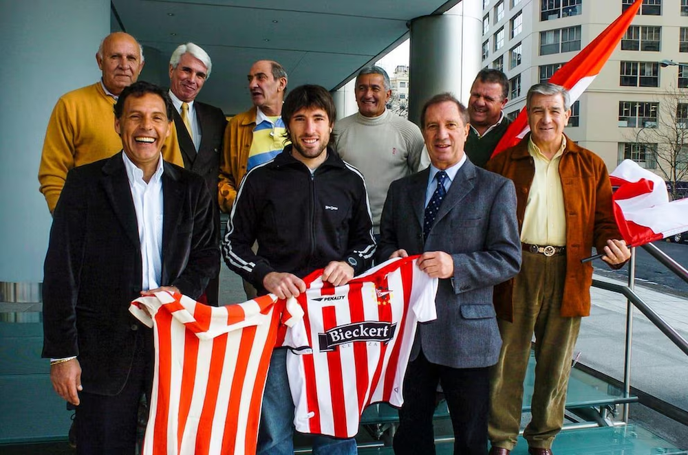 Miguel &Aacute;ngel Russo y Carlos Salvador Bilardo junto a viejas glorias de Estudiantes.&nbsp;