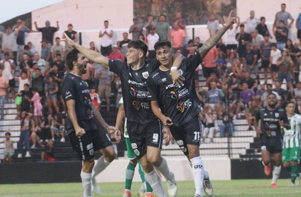 Enzo Tejada ya le rompió el arco a Lucas Real, y festeja con Cristian Estigarribia /Foto: Alvear Diario