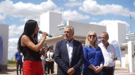 La intendenta de Santa Rosa, Flor Destéfanis, encabezó una entrega de viviendas con Alfredo Cornejo
