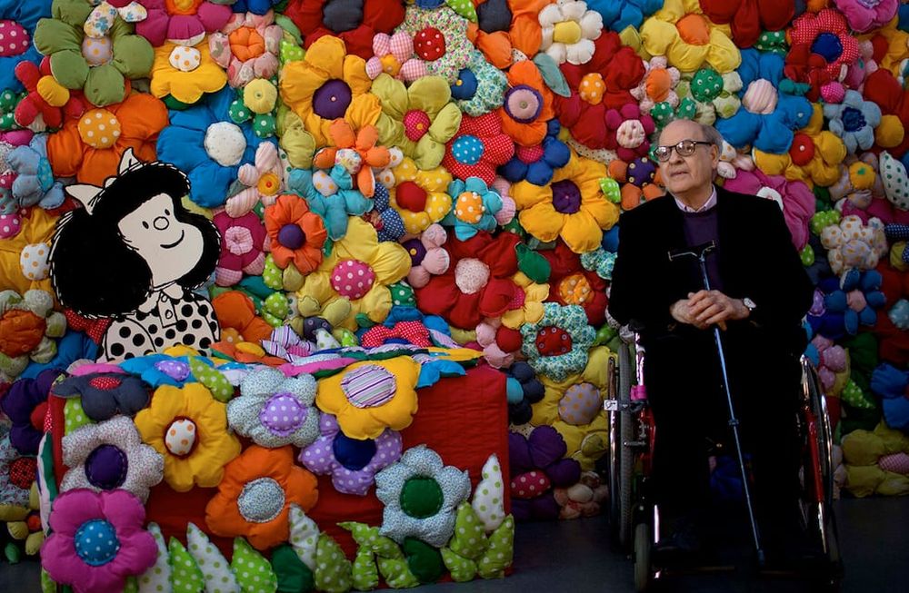 En esta foto del 15 de septiembre de 2014, el caricaturista argentino Joaquín Salvador Lavado, Quino, posa junto a su personaje de Mafalda en la exposición El mundo según Mafalda, en Buenos Aires.