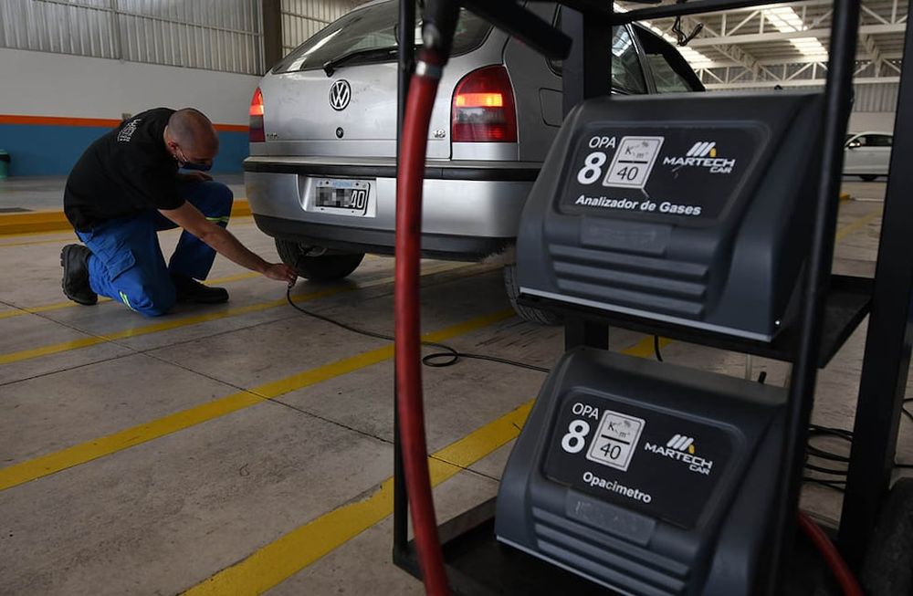 Un empleado de una de las plantas habilitadas para la Revisión Técnica Obligatoria inspecciona un automovil.Foto: José Gutierrez / Los Andes autos, mecánico