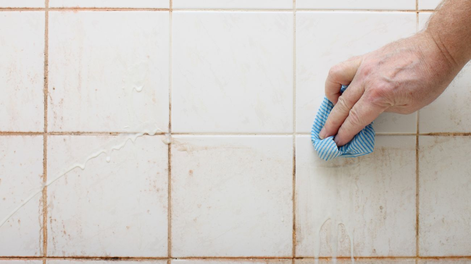 Cómo limpiar los azulejos del baño y que brillen como nuevos con 1 solo ingrediente