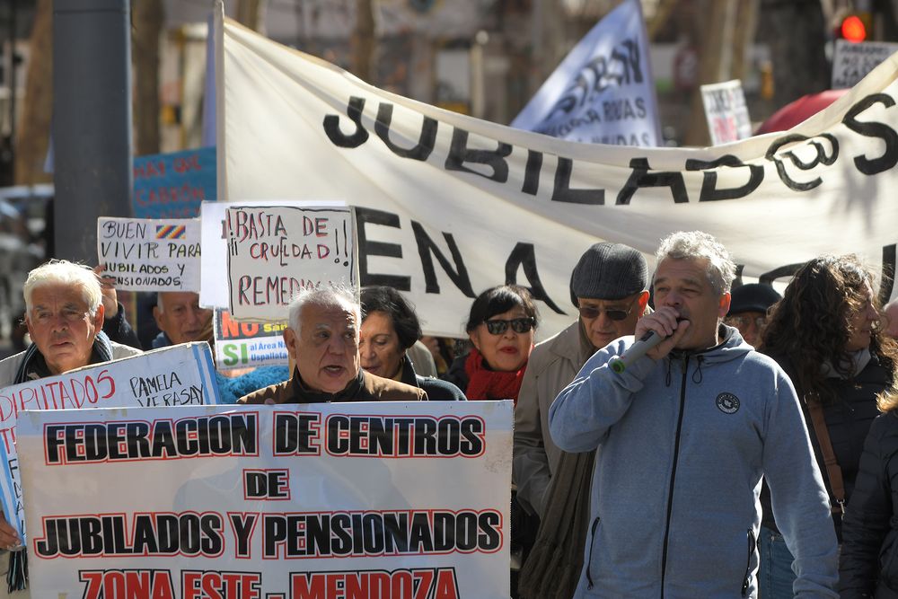 Marcha de jubilados por las calles del centro de Mendoza. Cientos de personas se manifestan cada miércoles por el ajuste 