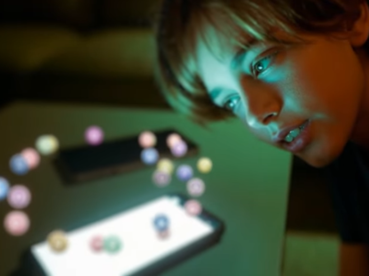 Los celulares como drogas en niños: la dura campaña que propone no regalar dispositivos en Navidad