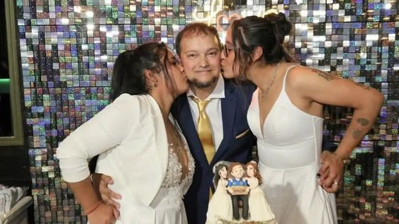 Un hincha de Boca se casó con dos mujeres y celebró su particular unión con una fiesta bien xeneize