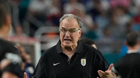 Los Andes | Marcelo Bielsa recibió elogios de las autoridades de la AUF por su gestión en medio de la polémica. /Foto: AP -Marta Lavandier