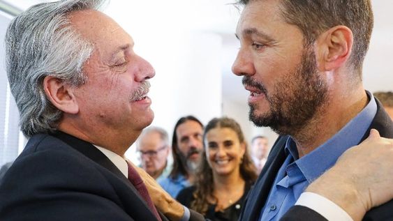 Tinelli se quejó del dólar blue a $280. En la foto de archivo, se ve al conductor junto al presidente Alberto Fernández, a quien apoyaba en la Mesa contra el Hambre. (Archivo)