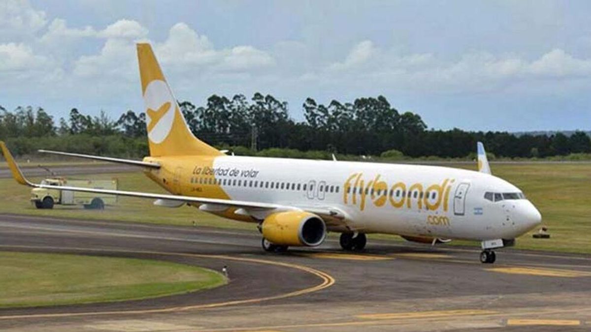 Más problemas para Flybondi: el anuncio que indignó a sus empleados tras las cancelaciones y los retiros