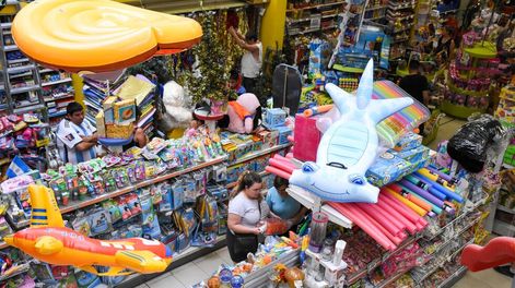 Los Andes | Desde la Cámara de comercio de la ciudad se comentó que durante el feriado dispuesto para el día de hoy, los locales abrirán sus puertas en los horarios habituales. Foto: Mariana Villa / Los Andes