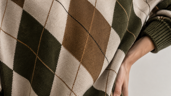 los sweaters con rombos de 1990 vuelven a estar de moda y se combinan de estas 3 formas