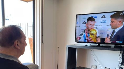 La foto de Carlos Bilardo observando a Messi campeón del Mundo. (Captura).
