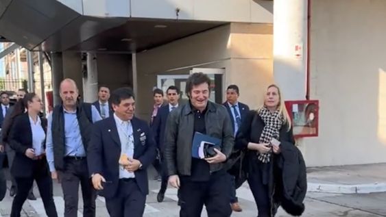 El mandatario viajó en vuelo de línea regular a Suiza, donde expondrá en el panel Lograr la seguridad y la cooperación en un mundo fracturado. - Foto TikTok Peluca Milei