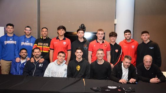 Los principales jugadores de la Superliga junto a Nicolás Popón, Presidente de la FBPM y Enrique Tolcahier, Director Deportivo. / Gentileza: Andrés Arequipa.