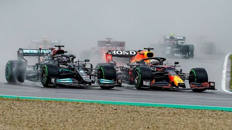 El momento clave de la carrera, cuando Verstappen hizo una gran largada y superó a Hamilton. (AP)