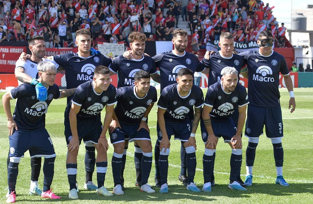 La formación de Independiente que venció a Maipú para meterse en la final. Excepto Reali (abajo, primero de la izquierda), el resto está para jugar. / Orlando Pelichotti