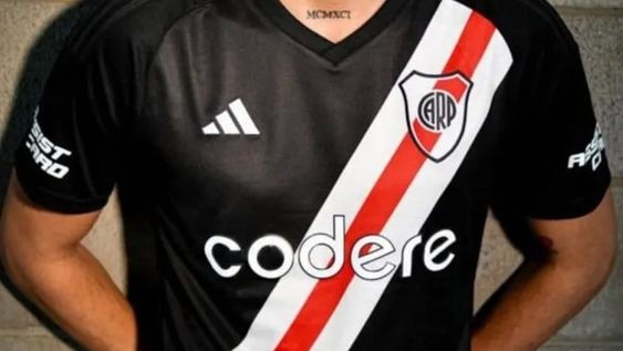 River lanzó una nueva camiseta pre-match en homenaje a Ángel Labruna. / Gentileza.