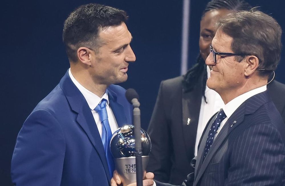 El exentrenador de fútbol italiano Fabio Capello (D) entrega el Premio al Mejor Entrenador Masculino de la FIFA al Entrenador de la Selección Argentina Lionel Scaloni (I) en el escenario durante los Premios The Best del Fútbol de la FIFA Ceremonia de 2022 en París. Foto: EFE/EPA/YOAN VALAT