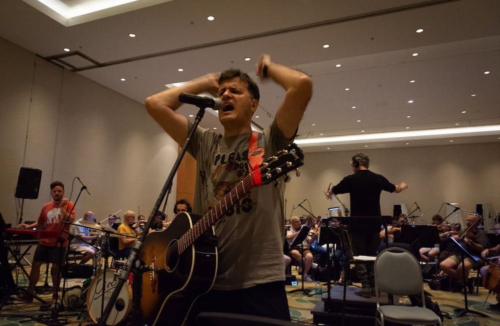 Ciro y Los Persas con la Orquesta Filarmónica de Mendoza OFMBackstage del ensayo que se realizó en unos de los salones del Hotel Condor de Los Andes en Guaymallén previo a la Fiesta de La Cerveza. Foto: Ignacio Blanco / Los Andes