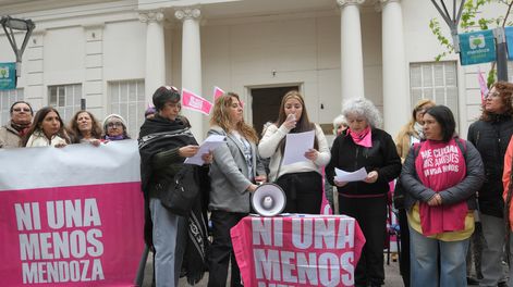 Conferencia de prensa del colectivo Ni una Menos denunciando intromisión de policías en una reunión del colectivo.