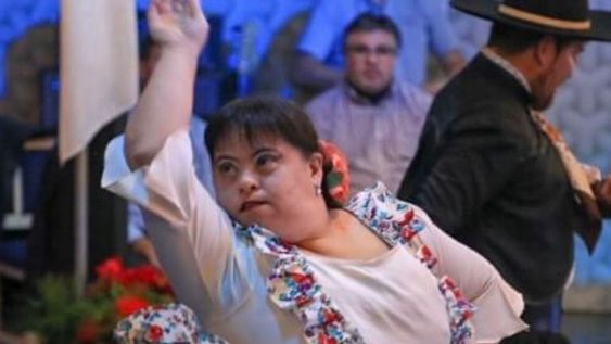 Ella es Marianita, la bailarina folclórica que más se luce arriba del escenario.