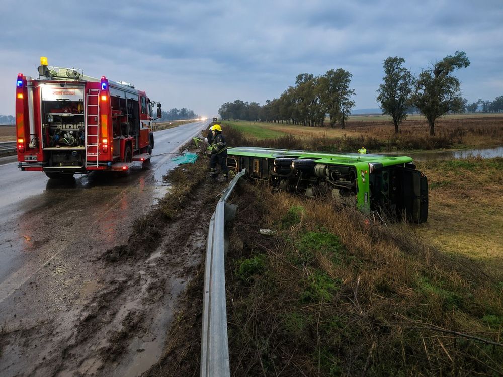 22 personas resultaron heridas tras el vuelco en Carmen de Areco.