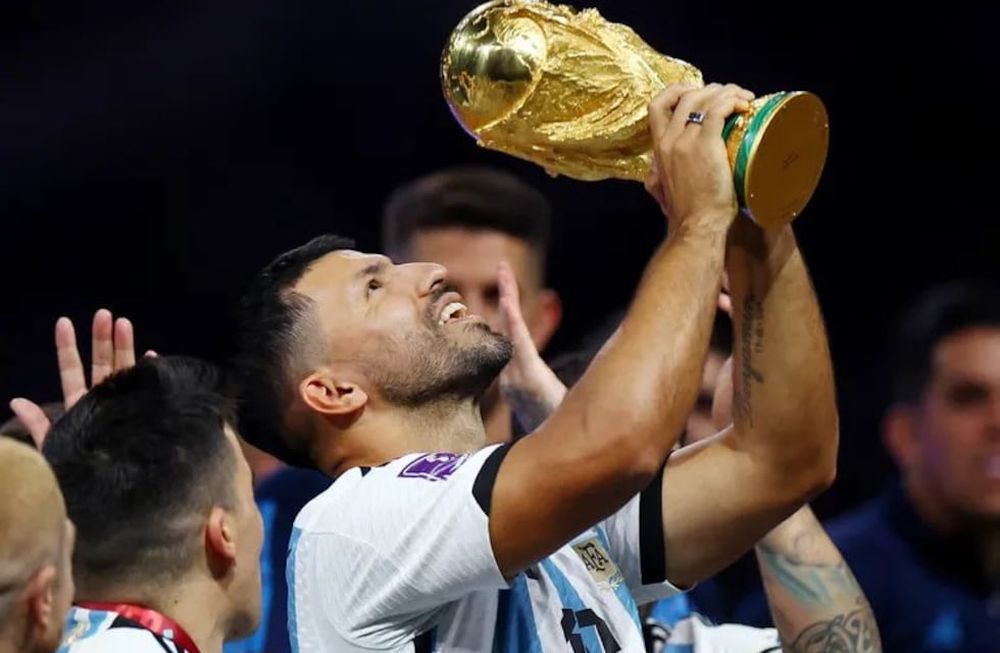 El Kun Agüero también se dio el gusto de levantar la Copa del Mundo.