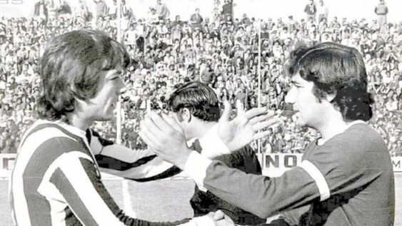Angel Mauricio “Chupete” Badía(Gimnasia) y Antonio Segundo“Cura” Vergara (Independiente),cuando eran los capitanes desus respectivos equipos, en unclásico jugado en la década delos ‘70.