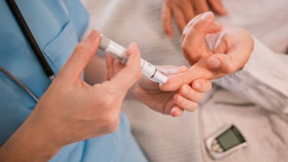 Una de las hipótesis indica que el doctor encargado de realizar la digitalizar la receta médica cometió un error y, en lugar de escribir 8 dosis de insulina, anotó 80. Imagen ilustrativa. Foto: Gentileza.