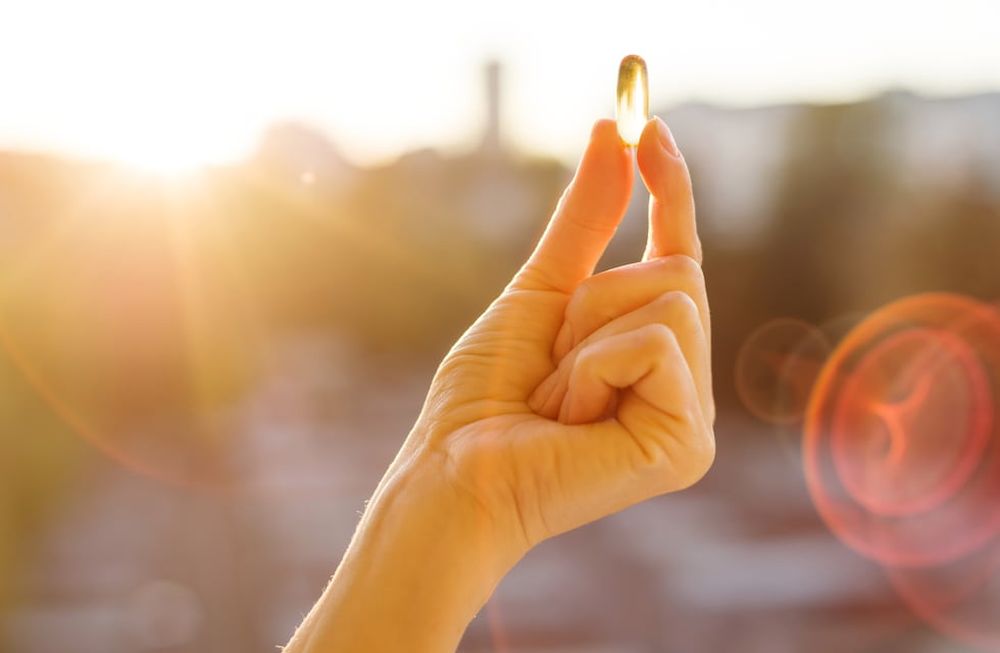 Los adultos mayores pueden tener un riesgo mayor de deficiencia de vitamina D, ya que con el envejecimiento disminuye la capacidad de sintetizarla en la piel a una tercera parte de lo que se podía en la juventud.