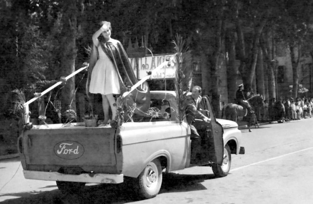 Imagen de uno de los improvisados carros de ese año. / Foto Archivo General de Mendoza.
