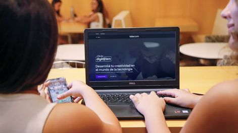 Telecom invita a niñas y adolescentes a iniciarse en el mundo de la tecnología con una nueva edición del programa de capacitación Chicas digit@lers. Foto: Telecom