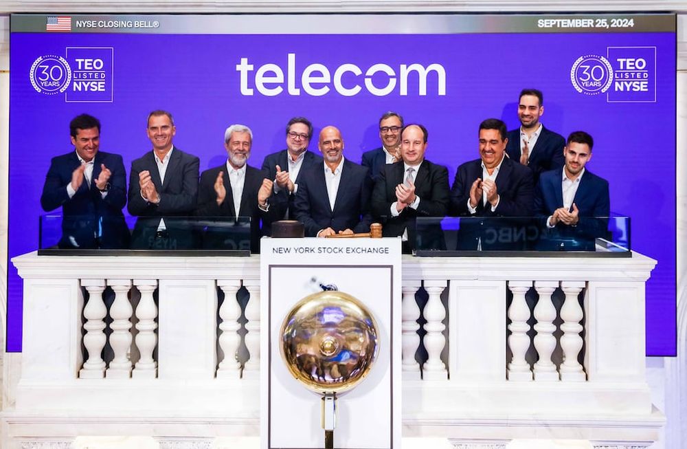 Este miércoles 25 de septiembre de 2024 La Bolsa de Valores de Nueva York recibió al podio a Telecom Argentina (NYSE: TEO) para celebrar su 30° Aniversario de Cotización. Para honrar la ocasión, Roberto Nobile, director ejecutivo, acompañado por Stefan Jekel, director de cotizaciones internacionales, toca la campana de clausura. Foto: NYSE